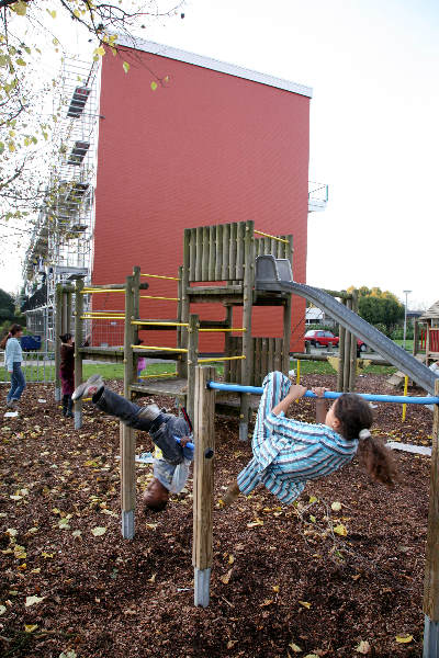 \"Meyhorst. 26-10-2005, Kinderen, allochtoon,  hebben schoonmaakaktie en spelen in de speeltuin. Buurtkantoor Talis met Ton Strik
foto: Gerard Verschooten ? FC\"