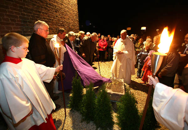 \"onthulling monument op begraafplaats, monument is voor ongedoopte kinderen die vroeger zonder steen werden weggemoffeld op kerkhof,monument geeft nabestaanden plek om te rouwen\"