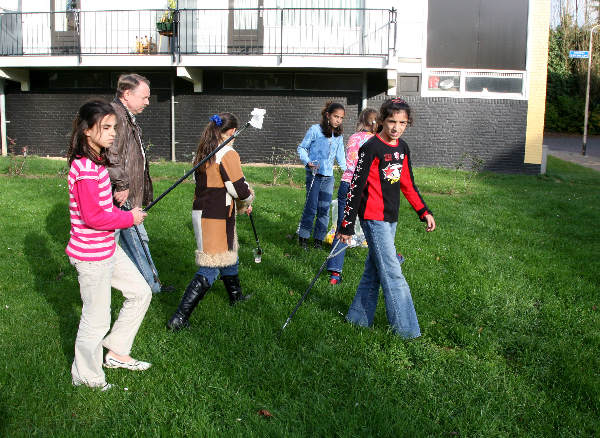 \"Meyhorst. 26-10-2005, Kinderen, allochtoon,  hebben schoonmaakaktie en spelen in de speeltuin. Buurtkantoor Talis met Ton Strik
foto: Gerard Verschooten ? FC\"