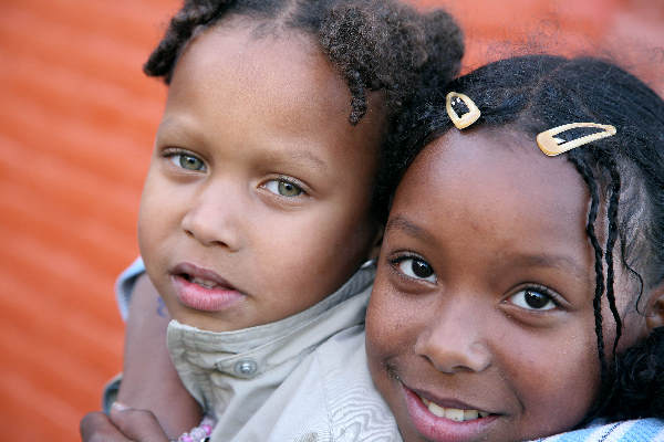 \"Meyhorst. 26-10-2005, Kinderen, allochtoon,  hebben schoonmaakaktie en spelen in de speeltuin. Buurtkantoor Talis met Ton Strik
foto: Gerard Verschooten ? FC\"