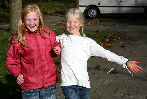 \"Meyhorst. 26-10-2005, Kinderen, allochtoon,  hebben schoonmaakaktie en spelen in de speeltuin. Buurtkantoor Talis met Ton Strik
foto: Gerard Verschooten ? FC\"