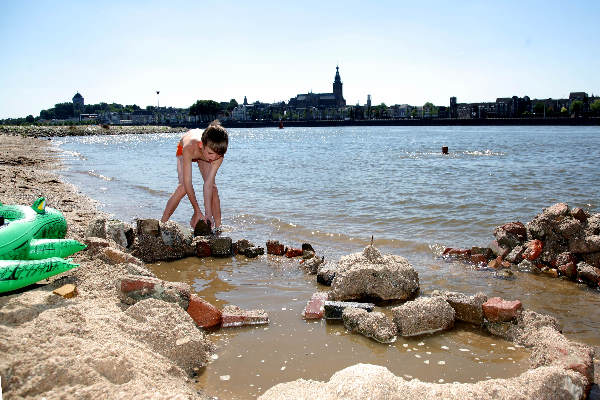 \"Kindervakantie, burchten en Donjons bouwen aan Lentse kant Waal\"