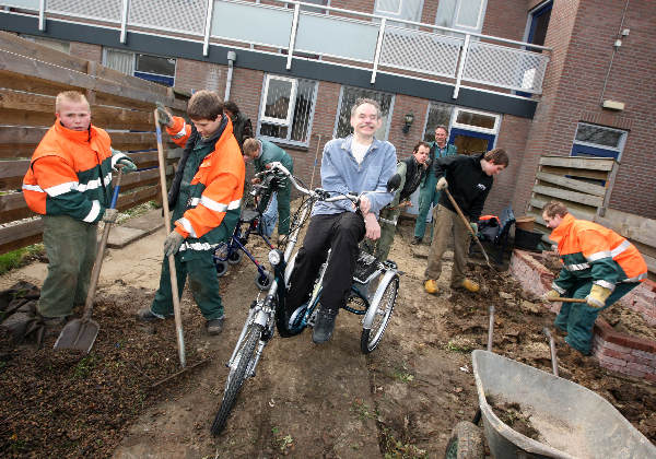 \"Tuin van Jaap levy wordt zo opgeknapt dat hij met zijn driewieler overal makkelijk bij kan en zijn planten kan kweken door groenopleiding Werkenrode\"