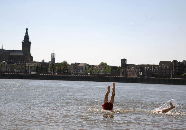 \"Kindervakantie, zwemmen aan Lentse kant in de Waal\"