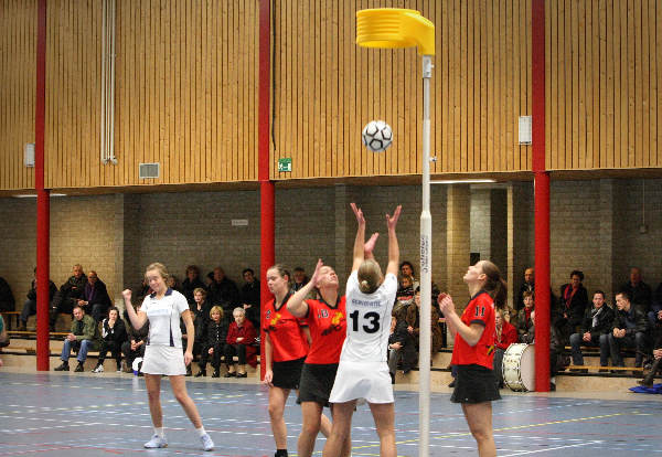 "korfbalduel uit de topklasse vrouwen tussen Spes uit Milsbeek en Swift uit Velden"