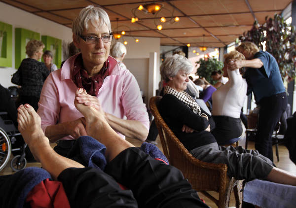 \"In Triavium worden vandaag dik 200 Nijmeegse mantelzorgers in de watten gelegd. Symposium, cabaret, lunch, maar bijvoorbeeld ook: nek en voetmassages\"