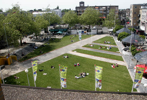 \"mei 2005, 
Studenten in de zon in Nijmegen en de campus
Jose Koot
foto: Gerard Verschooten ? FC\"