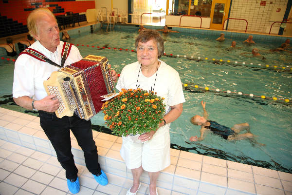 \"Mevrouw Dieneke Thijssen zwemt al 30 jaar mee en is
al even lang vriijwillliger. Vrolijke zwemfoto, eventueel met muzikant\"