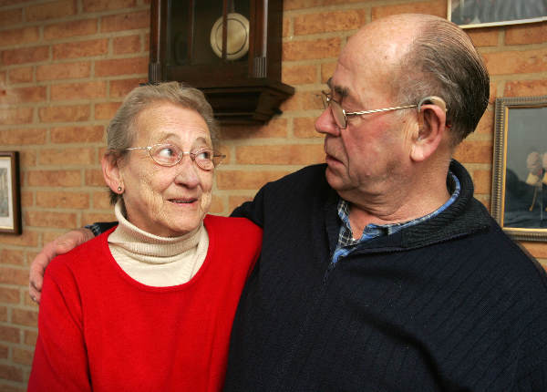 \"Nijmegen, 03-03-2005.
meneer en mevrouw Bulder-Mulder zijn vijftig jaar
getrouw
Red. Rijk van Nijmegen
foto: Gerard Verschooten ?  
03-03-2005\"