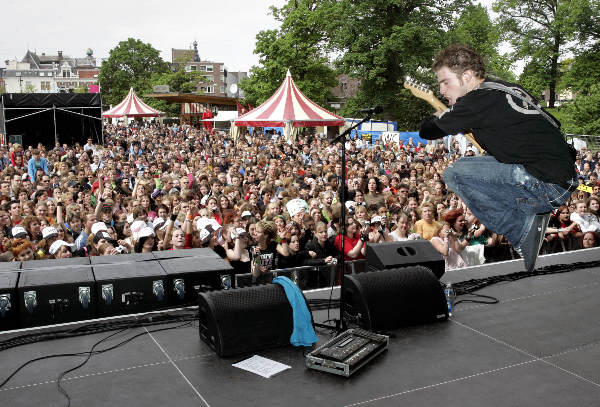 \"Nijmegen, 05-05-2005.
Di-rect treedt op tijdens het bevrijdingsfestival, Kelfkensbos
Red. Rijk van Nijmegen
foto: Gerard Verschooten ?  
05-05-2005\"