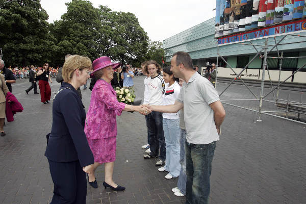 \"Nijmegen, 03-06-2005 .foto: Gerard Verschooten ?  
Diederik Grootjand krijgt een handje an de koningin bij Valkhofmuseum\"