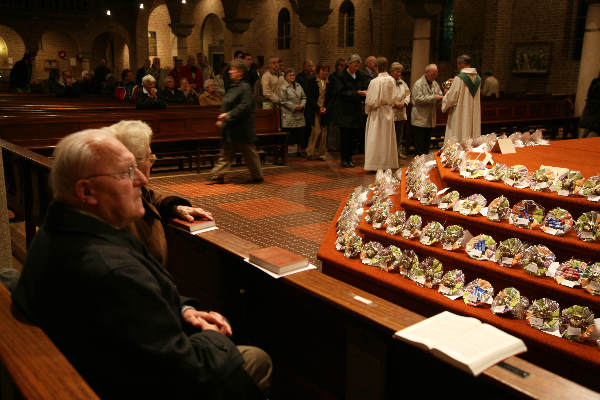 \"Op de trappen voor het altaar liggen presentjes die na de kerkdienst door de kerkgangers meegenomen worden, caritasweekend met uitdelen presentjes\"