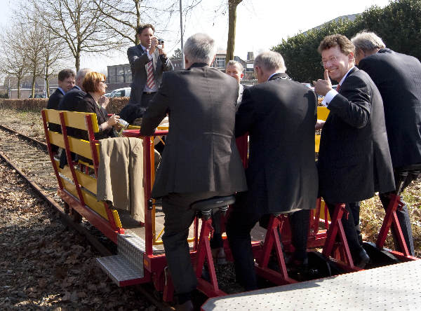 \"CDK clemens Cornielje maakt ritje met draisine met burgemeester Prick en bobo\'s\"