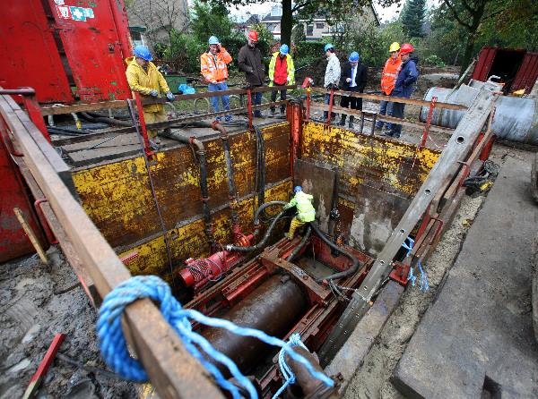 \"Boring riolering, Wijchen voert een groot rioleringswerk uit, waarbij
onder een brede weg door geboord moet worden, met speciale techniek. Die weg
is de Randweg-Noord, het boren gebeurt bij de wijk Kraaijenberg,_\"