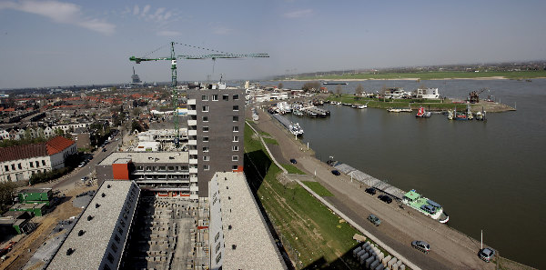 \"Nijmegen, 04-04-2005.
van bovenaf toren nieuwbouw Waalhaeve Spoorbrug
Red. Rijk van Nijmegen
foto: Gerard Verschooten ?  
04-04-2005\"