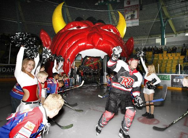 \"Open dag ijshockeyclub Nijmegen Devils, start door opblaas duivel\"