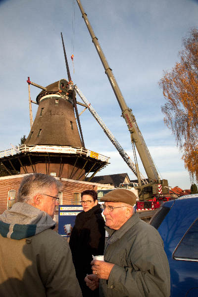 \"Nijmegen, 19-11-2009 .  Het afhalen van de wieken van de St. Annamolenop 28 meter\"