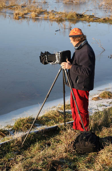 \"Fotograaf met technische camera in de Ooij\"