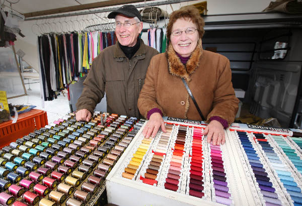 \"ECHTPAAR VAN GINKEL AL 50 JAAR OP WARENMARKT WIJCHEN\"