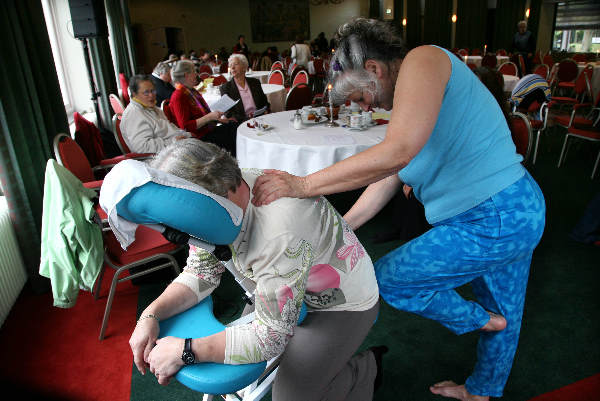 \"dag van de mantelzorg, mantelzorgers worden in de watten gelegd.stoel- en
voetmassages, (hotel Erica)_\"