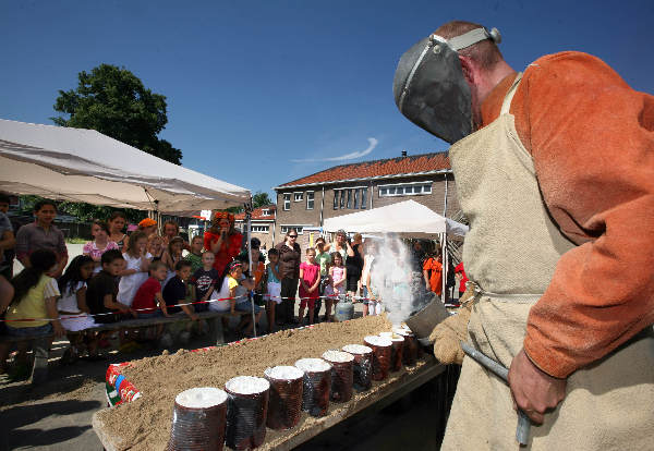 \"Bronsgieten op het schoolplein van de Aquamarijn\"