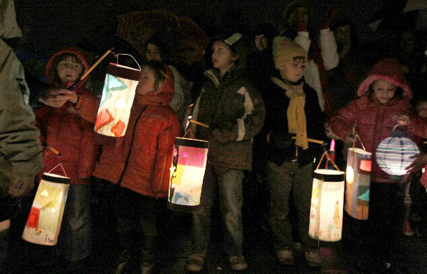 \"OVERASSELT ,  Honderden kinderen doen elk jaar mee aan de Sint Maartenoptocht\"