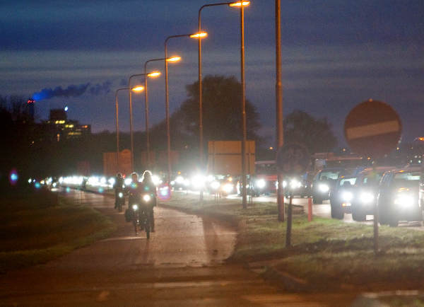 \"Rijksweg N325 Nijmegen-Beek, Lange file bij de verkeerslichten van Beek met Nijmegen op de achtergrond\"