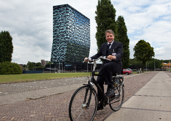 \"Minister Donner op de fiets op bezoek bij NXP, voormalig Philips, met 52 degrees op de achtergrond\"