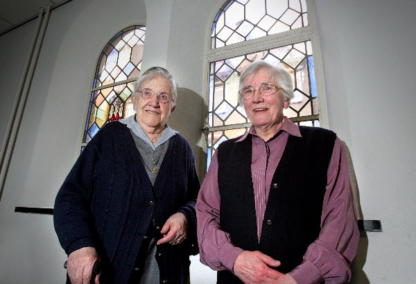 \"Groesbeek,
zuster carola en zuster hendrika vieren jubileum huize mariendaal
Red. Rijk van Nijmegen
foto: Gerard Verschooten ?  
07-03-2005\"