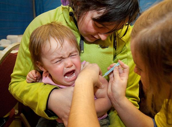 \"Beuningen, 23-11-2009, Griepprikactie kinderen, gemeenschapshuis leghe Polder. kinderen onder 12 maanden krijgen prik in bovenbeen\"