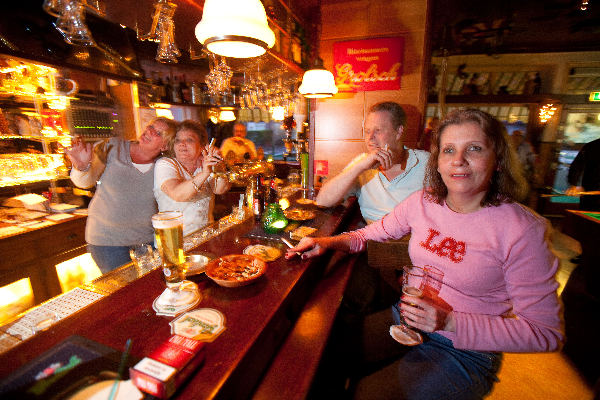 \"cafe heideroosje, eigenares Willy Leenders  achter de toog,  als maar duidelijk is dat er gerookt wordt\"