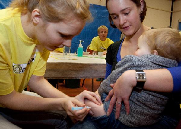 \"Beuningen, 23-11-2009, Griepprikactie kinderen, gemeenschapshuis leghe Polder. kinderen onder 12 maanden krijgen prik in bovenbeen\"