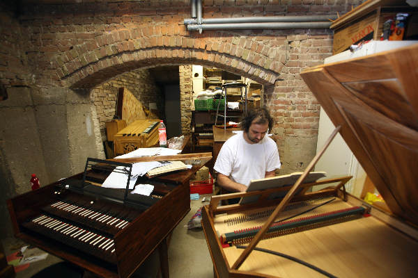 \"Dirk Luijmes is organist en hij bespeelt de authentieke fortepiano_STENTOR en klavecimbel\"