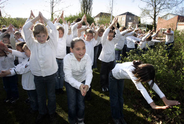 \"Nijmegen, 11-04-2005.
basisschool De Klokkenberg, india project, Kinderen brengen zonnegroet
Red. Rijk van Nijmegen
foto: Gerard Verschooten ?  
11-04-2005\"