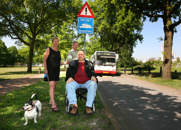 \"HENK DAN HERTOG BEKLAAGT ZICH OVER VELE BUSSEN EN
ANDER VERKEER DAT BUSSLUIS IN KANAALSTRAAT PASSEERT smaen met Afien Boven en Jo Willems\"