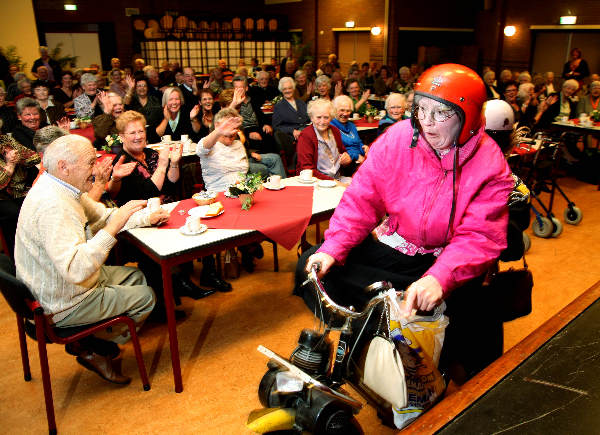 \"dag van de dagverzorging in De Mallemolen met cabaretduo uit Hernen\"