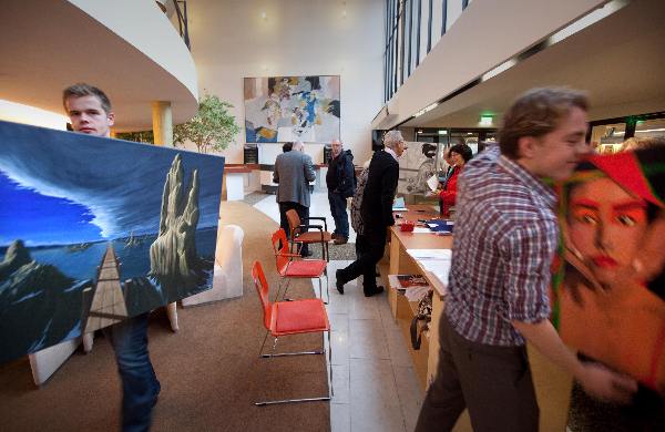 \"Nijmegen, 23-11-2009 . kunst inleveren voor de Kunstamateurmanifestatie in de Schouwburg\"