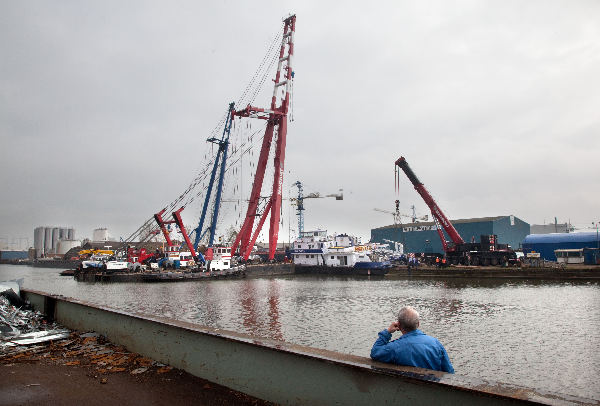\"Nijmegen, 9-4-2009 . vlot trekken van scheefgezakte duwboot met 2 bokken in Kanaalhaven vanaf Nijverheidsweg\"