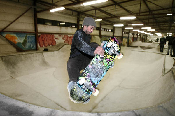 \"Skatehal Waalhalla, gevestigd in hal van de voormalige zetmeelfabriek Latenstein aan de Waalbandijk in Nijmegen (naast de Honig) wordt vanavond uitgetest door semi-professionele skaters. De vuurdoop dus. testrijder Kamikaze uit Belgisch Mechelen doet een jump.\"