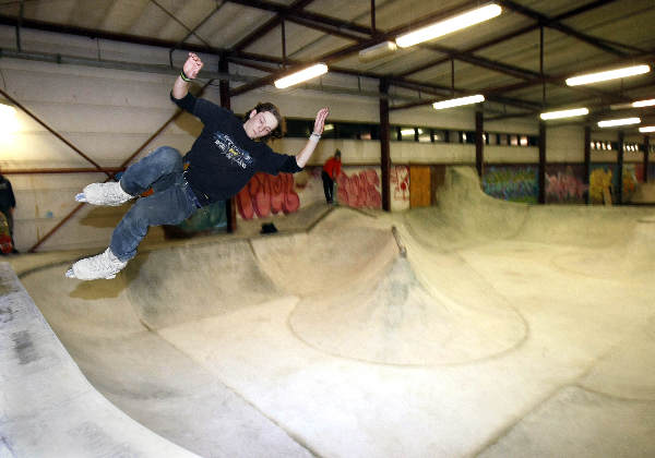 \"Skatehal Waalhalla, gevestigd in hal van de voormalige zetmeelfabriek Latenstein aan de Waalbandijk in Nijmegen (naast de Honig) wordt vanavond uitgetest door semi-professionele skaters. De vuurdoop dus.\"