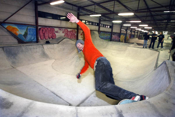 \"Skatehal Waalhalla, gevestigd in hal van de voormalige zetmeelfabriek Latenstein aan de Waalbandijk in Nijmegen (naast de Honig) wordt vanavond uitgetest door semi-professionele skaters. De vuurdoop dus.\"