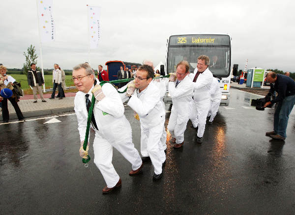 "Officiele opening Waalsprinter, Ovatonde, Jan vd Meer, Jan Walraven e.a.
"