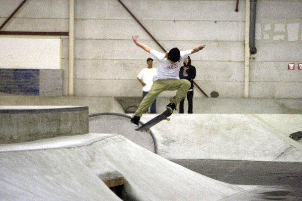 \"Skatehal Waalhalla, gevestigd in hal van de voormalige zetmeelfabriek Latenstein aan de Waalbandijk in Nijmegen (naast de Honig) wordt vanavond uitgetest door semi-professionele skaters. De vuurdoop dus.\"