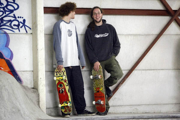 \"Skatehal Waalhalla, gevestigd in hal van de voormalige zetmeelfabriek Latenstein aan de Waalbandijk in Nijmegen (naast de Honig) wordt vanavond uitgetest door semi-professionele skaters. De vuurdoop dus.\"