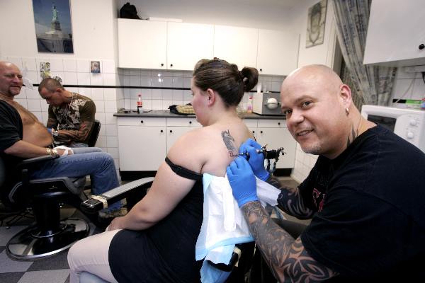 \"Fred Schattevoet aan het werk in zijn tatoo studio\"