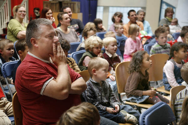 \"Poppentheater in de theaterfabriek van tejatermakers in andelst\"