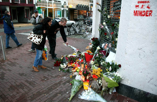 \"herdenking rond activist Louis Seveke, drukte op plaats van aanslag\"