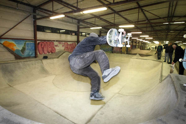 \"Skatehal Waalhalla, gevestigd in hal van de voormalige zetmeelfabriek Latenstein aan de Waalbandijk in Nijmegen (naast de Honig) wordt vanavond uitgetest door semi-professionele skaters. De vuurdoop dus.\"