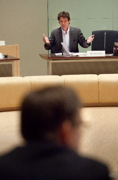 \"Nijmegen, 24-11-2009 .Wethouder Depla versus PVD-fractie RutgerZwart. Raadsvergadering waarbij het college op de OZB  is gevallen, wethouder Paul Depla, raadlid Rutger Zwarte, ambtenaren, van Hoof. De stemming was 24-13\"