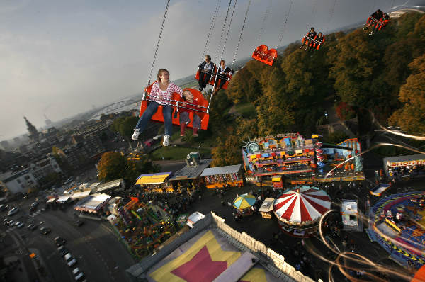 \"Kermis vanuit hoge zweefmolen\"